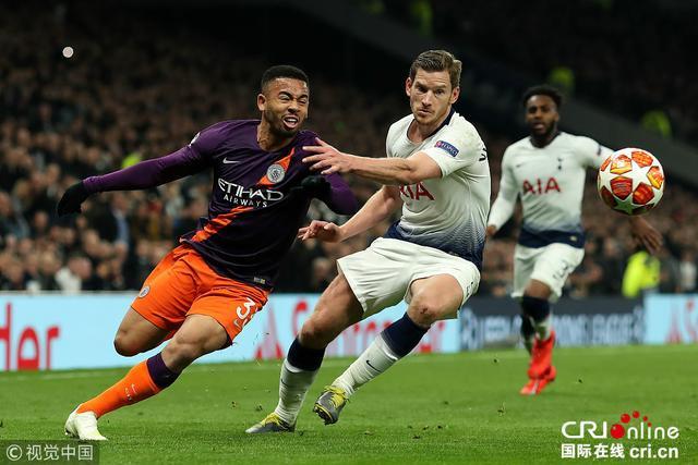 有些尴尬，巴林门将在成功扑救后不慎用脚打入乌龙且弄伤自己