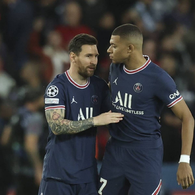 中场核心连续突破防守制造机会