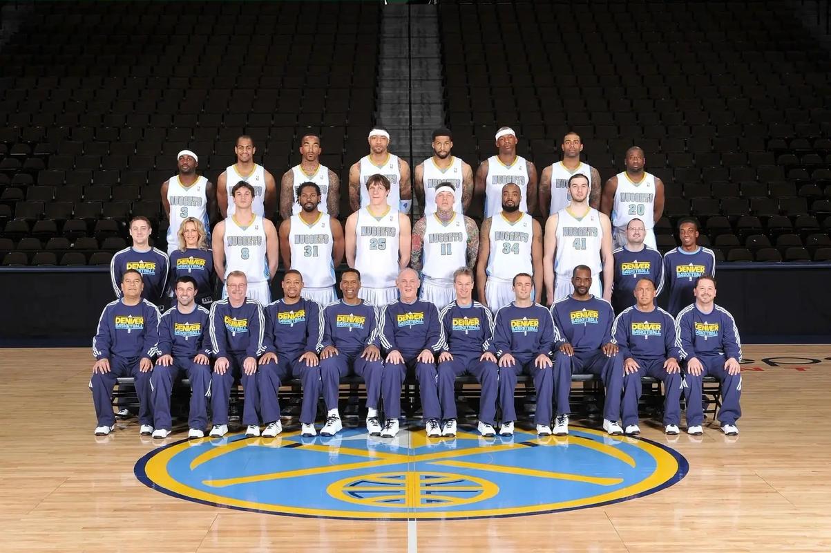 面对夏普 卡斯尔强突篮下抛投得手